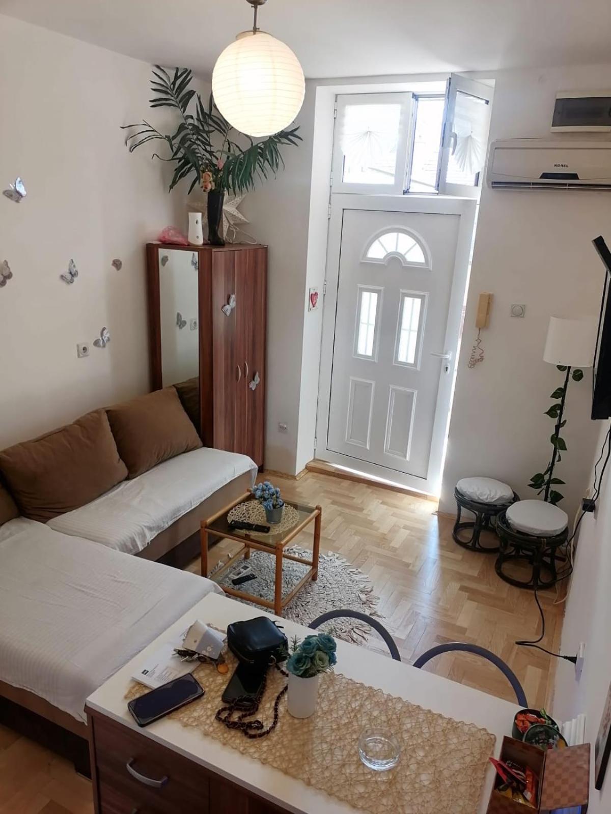 Small Low Cost Studio Belgrado Exterior foto